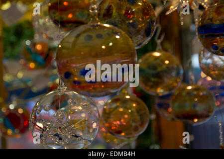 Passaus bunten Weihnachtsmarkt findet auf dem Platz vor der schönen St.-Stephans-Basilika in der Altstadt gelegen Stockfoto