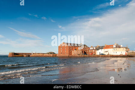 Der Eingang zum Hafen bei North Berwick und der Alter Kornspeicher aus der West Bay Stockfoto