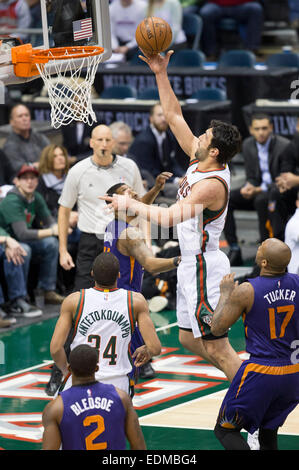 6. Januar 2015: Milwaukee Bucks center Zaza Pachulia (27) Noten auf einem lag während das NBA-Spiel zwischen den Phoenix Suns und den Milwaukee Bucks im BMO Harris Bradley Center in Milwaukee, WI. Sonnen besiegt die Bucks 102 / 96. John Fisher/CSM Stockfoto