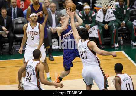 6. Januar 2015: Phoenix Suns Guard Goran Dragic (1) geht in für einen Schuss während der NBA-Spiel zwischen den Phoenix Suns und den Milwaukee Bucks im BMO Harris Bradley Center in Milwaukee, WI. Sonnen besiegt die Bucks 102 / 96. John Fisher/CSM Stockfoto