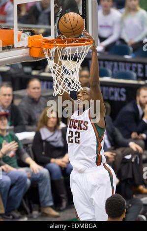 6. Januar 2015: Milwaukee Bucks weiterleiten Khris Middleton (22) Noten auf einem Dunk während der NBA-Spiel zwischen den Phoenix Suns und den Milwaukee Bucks im BMO Harris Bradley Center in Milwaukee, Wisconsin. Sonnen besiegt die Bucks 102 / 96. John Fisher/CSM Stockfoto