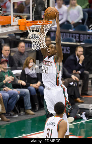 6. Januar 2015: Milwaukee Bucks weiterleiten Khris Middleton (22) Noten auf einem Dunk während der NBA-Spiel zwischen den Phoenix Suns und den Milwaukee Bucks im BMO Harris Bradley Center in Milwaukee, Wisconsin. Sonnen besiegt die Bucks 102 / 96. John Fisher/CSM Stockfoto