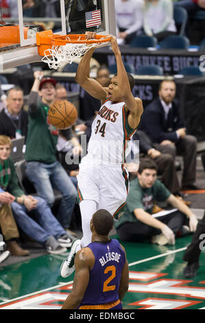 6. Januar 2015: Milwaukee Bucks Wache Giannis Antetokounmpo (34) Noten auf einem Dunk während der NBA-Spiel zwischen den Phoenix Suns und den Milwaukee Bucks im BMO Harris Bradley Center in Milwaukee, Wisconsin. Sonnen besiegt die Bucks 102 / 96. John Fisher/CSM Stockfoto