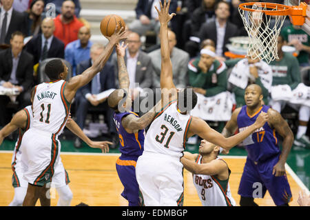 6. Januar 2015: Milwaukee Bucks guard Brandon Knight (11) blockiert die Aufnahme der Phoenix Suns Garde Isaiah Thomas (3) während der NBA-Spiel zwischen den Phoenix Suns und den Milwaukee Bucks im BMO Harris Bradley Center in Milwaukee, Wisconsin. Sonnen besiegt die Bucks 102 / 96. John Fisher/CSM Stockfoto