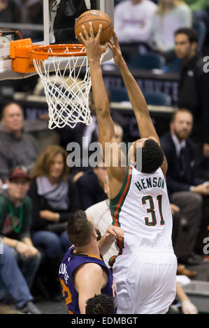 6. Januar 2015: Milwaukee Bucks center John Henson (31) Noten auf einem Dunk während der NBA-Spiel zwischen den Phoenix Suns und den Milwaukee Bucks im BMO Harris Bradley Center in Milwaukee, Wisconsin. Sonnen besiegt die Bucks 102 / 96. John Fisher/CSM Stockfoto