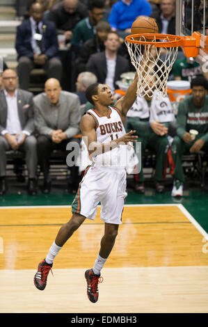 6. Januar 2015: Milwaukee Bucks guard Brandon Knight (11) Punkte auf einem lag während der NBA-Spiel zwischen den Phoenix Suns und den Milwaukee Bucks im BMO Harris Bradley Center in Milwaukee, WI. Sonnen besiegt die Bucks 102 / 96. John Fisher/CSM Stockfoto