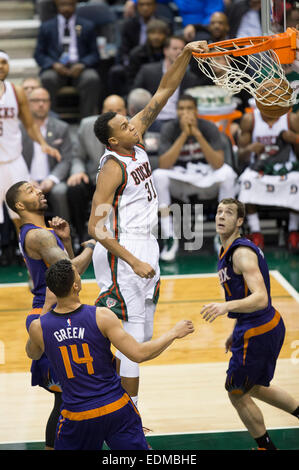 6. Januar 2015: Milwaukee Bucks center John Henson (31) Noten auf einem Dunk während der NBA-Spiel zwischen den Phoenix Suns und den Milwaukee Bucks im BMO Harris Bradley Center in Milwaukee, Wisconsin. Sonnen besiegt die Bucks 102 / 96. John Fisher/CSM Stockfoto