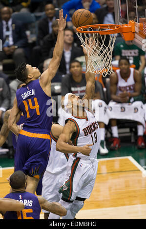 6. Januar 2015: Milwaukee Bucks Guard Jerryd Bayless (19) steigt für einen Laien während der NBA-Spiel zwischen den Phoenix Suns und den Milwaukee Bucks im BMO Harris Bradley Center in Milwaukee, Wisconsin. Sonnen besiegt die Bucks 102 / 96. John Fisher/CSM Stockfoto