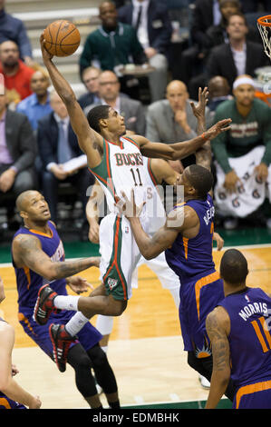 6. Januar 2015: Milwaukee Bucks Guard Brandon Knight (11) geht in für ein Slam Dunk während der NBA-Spiel zwischen den Phoenix Suns und den Milwaukee Bucks im BMO Harris Bradley Center in Milwaukee, Wisconsin. Sonnen besiegt die Bucks 102 / 96. John Fisher/CSM Stockfoto