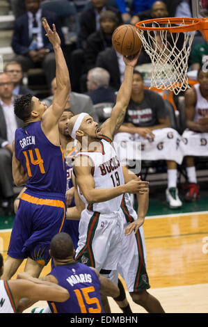 6. Januar 2015: Milwaukee Bucks Guard Jerryd Bayless (19) steigt für einen Laien während der NBA-Spiel zwischen den Phoenix Suns und den Milwaukee Bucks im BMO Harris Bradley Center in Milwaukee, Wisconsin. Sonnen besiegt die Bucks 102 / 96. John Fisher/CSM Stockfoto