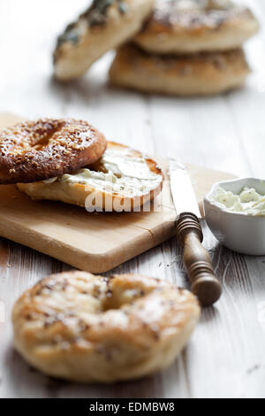 Hausgemachte Bagels mit Sesam, Mohn, Kürbis und Sonnenblumenkernen Stockfoto