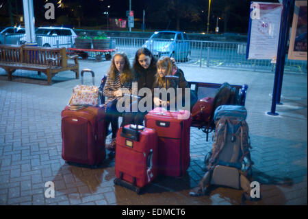 Eine Familie warten auf dem Bahnsteig der Station mit ihrem Gepäck in Newton Abbot Devon Stockfoto