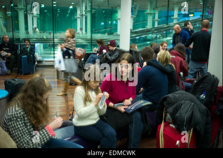 Menschen in den Warteraum im Bahnhof St Pancras in London für ein Eurostar-Zug Stockfoto