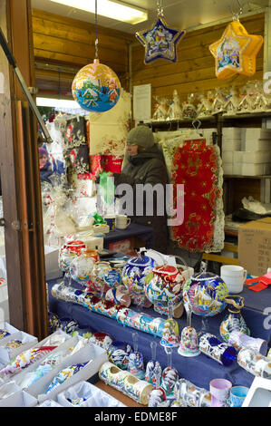 Glas Weihnachtskugeln auf Verkauf in Prag Weihnachten Markt vom Altstädter Ring Stockfoto