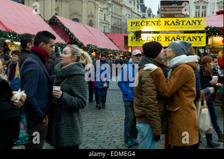 Menschen küssen in der Old Town Square Weihnachtsmarkt in Prag Stockfoto
