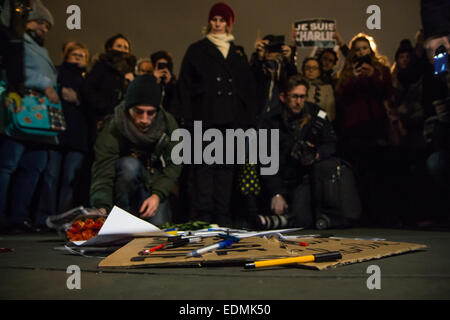 London, UK. 7. Januar 2015. Londoner sammeln auf dem Trafalgar Square, die Charlie Hebdo Opfer Kredit zu Ehren: Zefrog/Alamy Live News Stockfoto