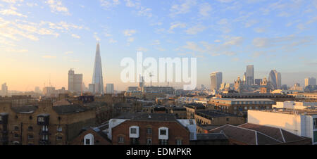 Panorama zeigt Londons berühmten Neubauten, die Scherbe, das Walkie-talkie, die Cheesegrater und die Gurke in England, UK Stockfoto