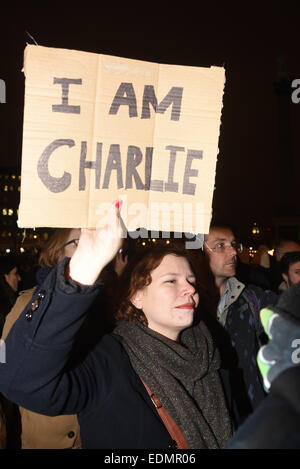 London, UK. 7. Januar 2015. Tausende von französischen Geather auf dem Trafalgar Square halten eine Mahnwache des Shootings bei Charlie Hebdo Magazine tötete 12 Menschen in Frankreich Credit: siehe Li/Alamy Live News Stockfoto