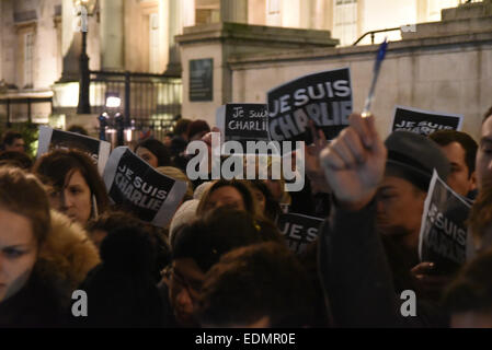 London, UK. 7. Januar 2015. Tausende von französischen Geather auf dem Trafalgar Square halten eine Mahnwache des Shootings bei Charlie Hebdo Magazine tötete 12 Menschen in Frankreich Credit: siehe Li/Alamy Live News Stockfoto