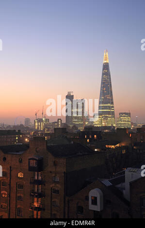 Die Scherbe bei Abenddämmerung aussehende westlich von St George Wharf in Southwark, SE London, England, UK Stockfoto