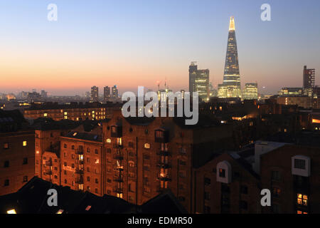 Die Scherbe bei Abenddämmerung aussehende westlich von St George Wharf in Southwark, SE London, England, UK Stockfoto