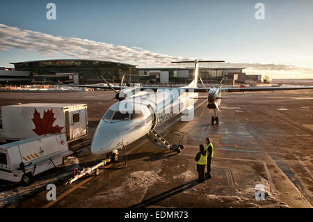 Eine Dash 8 warten auf Passagiere am Flughafen von Calgary, Kanada Stockfoto