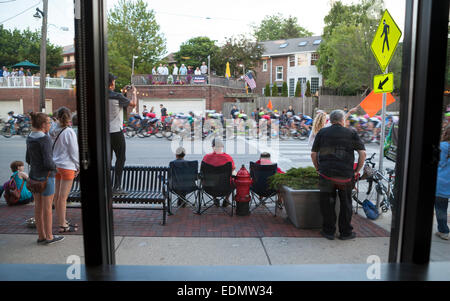 Bike Racer konkurrieren im Downer Avenue criterium in Milwaukee, Wisconsin. Stockfoto