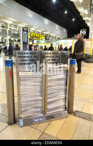 Kostenlose Zeitung stehen an einer Network Rail Station in London 7. Januar 2015 Stockfoto