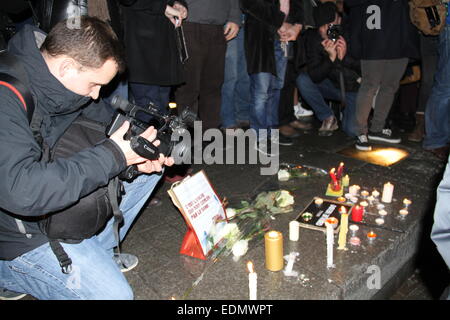 Straßburg, Frankreich. 7. Januar 2015. Menschen besuchen eine Kundgebung zum protest gegen die tödlichen Paris schießen Vorfall in Straßburg, Frankreich, am 7. Januar 2015. Mindestens 12 Menschen wurden getötet, als zwei maskierte und bewaffnete Männer am Mittwoch in das Hauptquartier der satirischen Zeitschrift Charlie Hebdo in Paris stürmten. © Lu Suyan/Xinhua/Alamy Live-Nachrichten Stockfoto