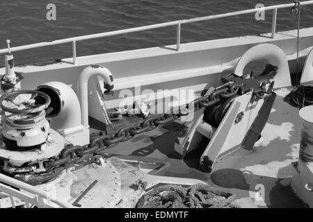 Ankerketten und Winde am Bug eines Schiffes Stockfoto