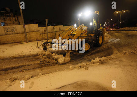 Jerusalem, Jerusalem, Palästina. 7. Januar 2015. Ein Bulldozer löscht eine Straße von Schnee in Jerusalem am 7. Januar 2015. Wie starke Winde der Region zerschlagen und Temperaturen auf Null gesunken, Israel Polizei geschlossen die beiden Hauptzufahrtsstraßen in Jerusalem mehrere Stunden, bevor der Schnee fallen begann © Muammar Awad/APA Bilder/ZUMA Draht/Alamy Live News Stockfoto