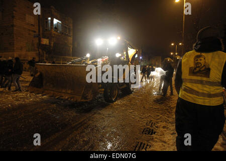 Jerusalem, Jerusalem, Palästina. 7. Januar 2015. Ein Bulldozer löscht eine Straße von Schnee in Jerusalem am 7. Januar 2015. Wie starke Winde der Region zerschlagen und Temperaturen auf Null gesunken, Israel Polizei geschlossen die beiden Hauptzufahrtsstraßen in Jerusalem mehrere Stunden, bevor der Schnee fallen begann © Muammar Awad/APA Bilder/ZUMA Draht/Alamy Live News Stockfoto