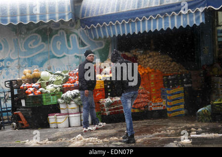 Jerusalem, Jerusalem, Palästina. 7. Januar 2015. Palästinenser Fuß in einer Straße während eines Schneefalls in Jerusalem am 7. Januar 2015. Wie starke Winde der Region zerschlagen und Temperaturen auf Null gesunken, Israel Polizei geschlossen die beiden Hauptzufahrtsstraßen in Jerusalem mehrere Stunden, bevor der Schnee fallen begann © Muammar Awad/APA Bilder/ZUMA Draht/Alamy Live News Stockfoto