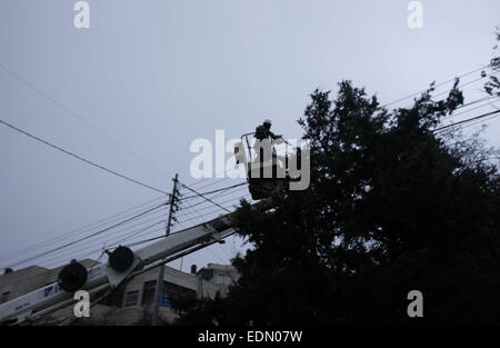 Jerusalem, Jerusalem, Palästina. 7. Januar 2015. Ein palästinensischer Mann entfernt die Stromleitungen in Jerusalem am 7. Januar 2015 gebrochenen Bäume. Wie starke Winde der Region zerschlagen und Temperaturen auf Null gesunken, Israel Polizei geschlossen die beiden Hauptzufahrtsstraßen in Jerusalem mehrere Stunden, bevor der Schnee fallen begann © Muammar Awad/APA Bilder/ZUMA Draht/Alamy Live News Stockfoto