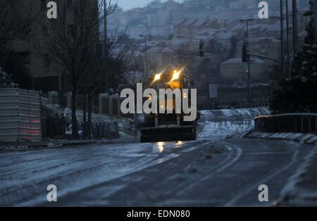 Jerusalem, Jerusalem, Palästina. 7. Januar 2015. Ein Bulldozer löscht eine Straße von Schnee in Jerusalem am 7. Januar 2015. Wie starke Winde der Region zerschlagen und Temperaturen auf Null gesunken, Israel Polizei geschlossen die beiden Hauptzufahrtsstraßen in Jerusalem mehrere Stunden, bevor der Schnee fallen begann © Muammar Awad/APA Bilder/ZUMA Draht/Alamy Live News Stockfoto