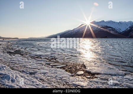 Eis-Brocken auf die Chilkat Inlet in der Nähe von Haines Alaska bei Sonnenuntergang an einem kalten Wintertag. Stockfoto