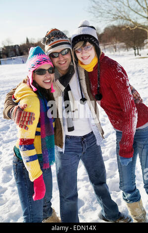Freunde spielen im Freien im winter Stockfoto