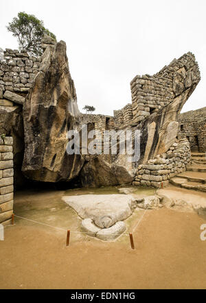 Tempel der Condor, Machu Picchu, Peru an einem bewölkten Tag Stockfoto