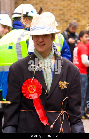 LONDON - 12. Februar: Nicht identifizierten Konkurrenten beim Great Spitalfields Pancake Race am 12. Februar 2013 in London, U Stockfoto