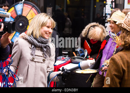 LONDON - 12. Februar: Nicht identifizierten Konkurrenten beim Great Spitalfields Pancake Race am 12. Februar 2013 in London, U Stockfoto