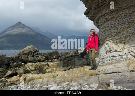 erkunden den Strand von Elgol Isle Of Skye Lady Stockfoto