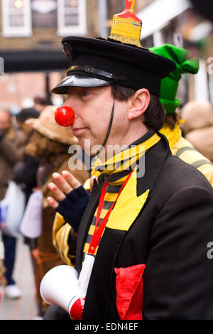 LONDON - 12. Februar: Nicht identifizierten Konkurrenten beim Great Spitalfields Pancake Race am 12. Februar 2013 in London, U Stockfoto