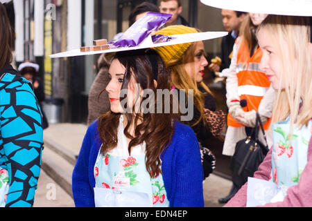 LONDON - 12. Februar: Nicht identifizierten Konkurrenten beim Great Spitalfields Pancake Race am 12. Februar 2013 in London, U Stockfoto