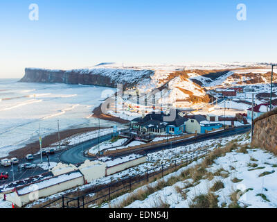 Huntcliff und Fischerboote im Schnee in extrem kalten Winters wetter Saltburn am Meer North Yorkshire abgedeckt Stockfoto