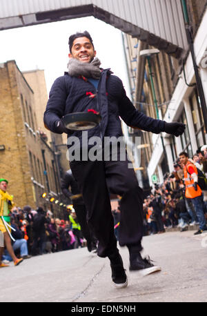 LONDON - 12. Februar: Nicht identifizierten Konkurrenten beim Great Spitalfields Pancake Race am 12. Februar 2013 in London, U Stockfoto