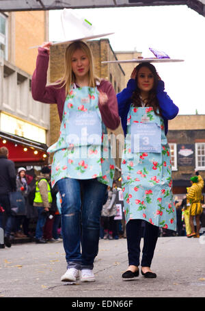 LONDON - 12. Februar: Nicht identifizierten Konkurrenten beim Great Spitalfields Pancake Race am 12. Februar 2013 in London, U Stockfoto