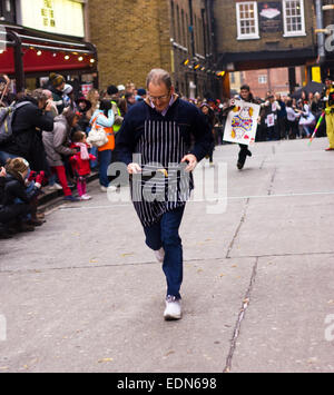 LONDON - 12. Februar: Nicht identifizierten Konkurrenten beim Great Spitalfields Pancake Race am 12. Februar 2013 in London, U Stockfoto