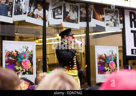 LONDON - 12. Februar: Nicht identifizierten Konkurrenten beim Great Spitalfields Pancake Race am 12. Februar 2013 in London, U Stockfoto