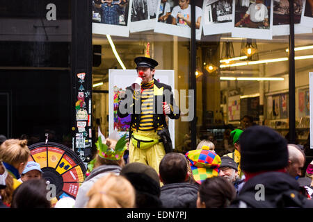 LONDON - 12. Februar: Nicht identifizierten Konkurrenten beim Great Spitalfields Pancake Race am 12. Februar 2013 in London, U Stockfoto