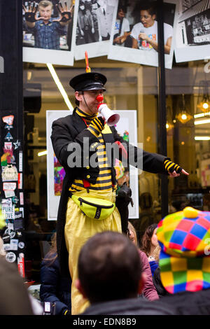 LONDON - 12. Februar: Nicht identifizierten Konkurrenten beim Great Spitalfields Pancake Race am 12. Februar 2013 in London, U Stockfoto